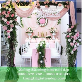 KHUNG CỔNG HOA CƯỚI MÀU HỒNG BẰNG GỖ