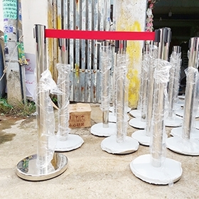 CHO THUÊ TRỤ BARRIE DÂY KÉO MÀU ĐỎ TẠI TPHCM