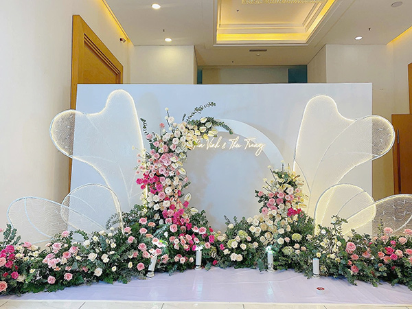 backdrop cưới hoa tươi tại quận 5