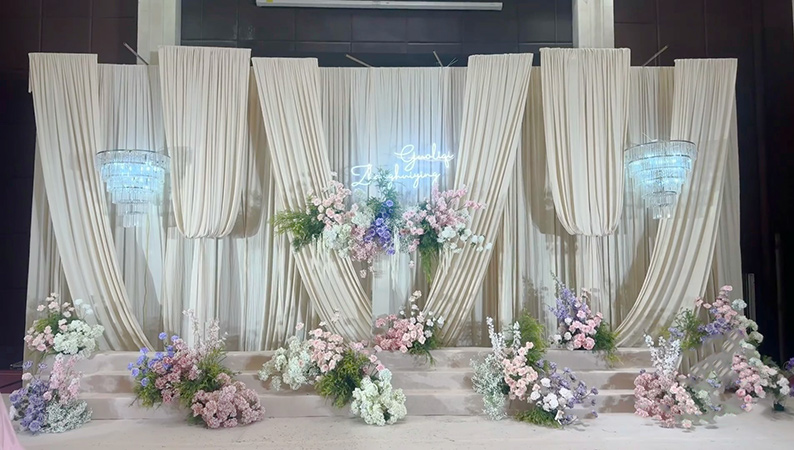mẫu backdrop cưới mới nhất 2025