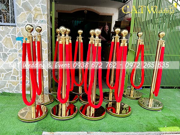 cho thuê barrier dây nhung màu đỏ