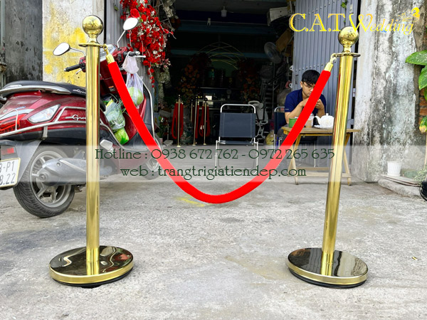 cho thuê cột inox dây nhung màu đỏ