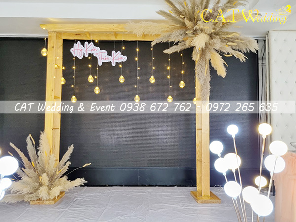 khung cổng hoa cưới bằng gỗ