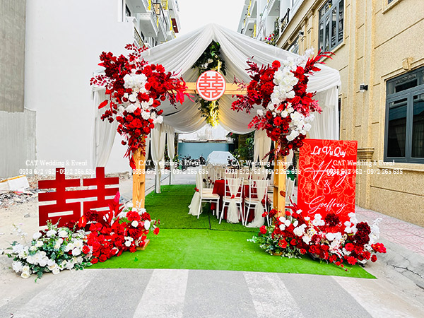 khung cổng hoa cưới bằng gỗ