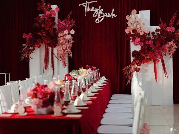 trang trí gia tiên màu đỏ hiện đại tại quận 6