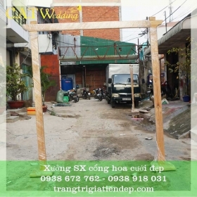 BÁN KHUNG CỔNG HOA VUÔNG BẰNG GỖ